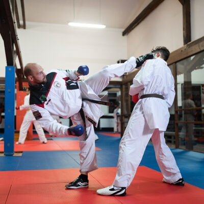 Karate Kumite Erwachsene zum Kopf Kicken
